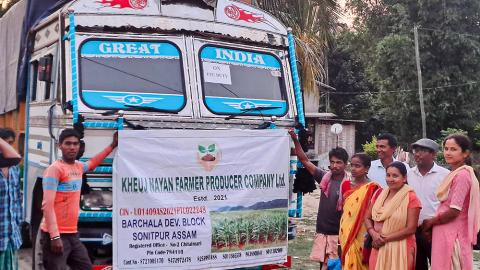 Fermiers indiens autour d'un bus