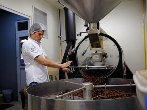 Un homme utilisant une machine pour trier les fèves de cacao