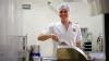 Un jeune homme en tenue de cuisine dans un atelier